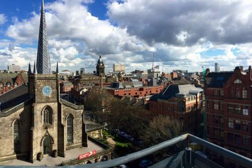 Sunny apartment with great views and rooftop terrace, Leeds, West Yorkshire