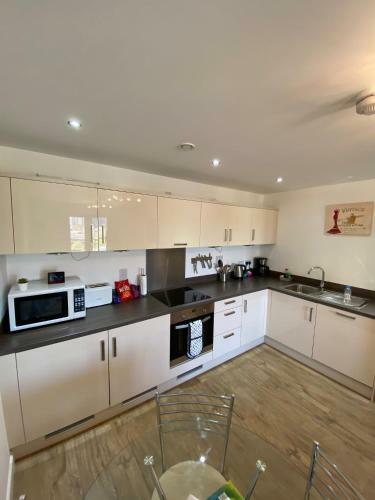 Woking Stylish and Modern 2 bedroom Apartment