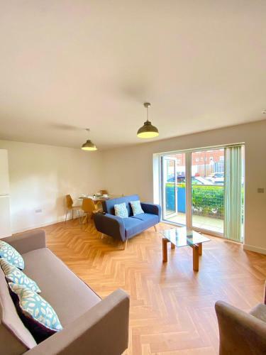 2 Double beds OR 4 Singles, 2 Bathrooms, FREE PARKING, Smart TV's, Close to Gunwharf Keys, Beach & Historic Dockyard, Portsmouth, Hampshire