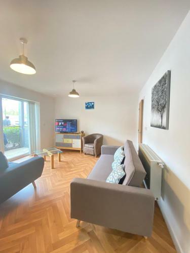 2 Double beds OR 4 Singles, 2 Bathrooms, FREE PARKING, Smart TV's, Close to Gunwharf Keys, Beach & Historic Dockyard