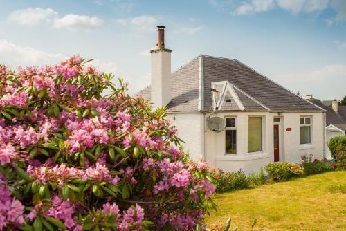 Luxury Super Central Cottage with a Hot Tub and Gym