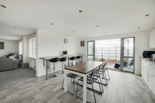 Modern 3 bed Penthouse Apt with large balcony, Portsmouth, Hampshire