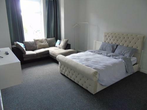 Polygon 2 Bed Apartment, Manchester, Greater Manchester