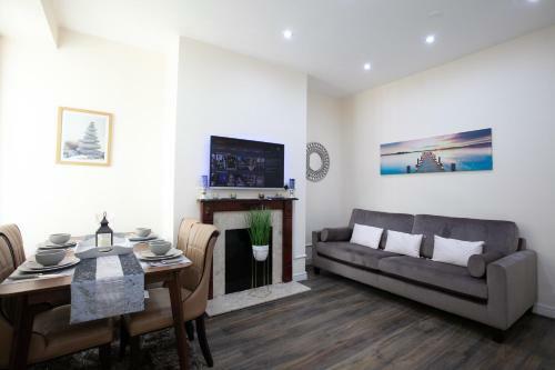 Modern Stays @ Kippax House (6 Bedrooms, 7 Beds, Sleeps 13, Free Parking), Manchester, Greater Manchester