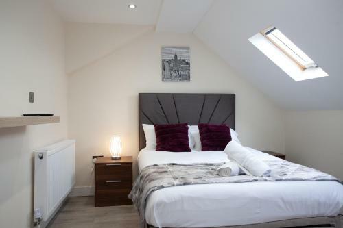 Modern Stays @ Kippax House (6 Bedrooms, 7 Beds, Sleeps 13, Free Parking)