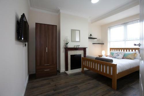 Modern Stays @ Kippax House (6 Bedrooms, 7 Beds, Sleeps 13, Free Parking)