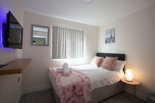 Modern Stays @ Kippax House (6 Bedrooms, 7 Beds, Sleeps 13, Free Parking)