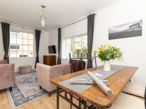 Pass the Keys Stylish 2 Bed central Bath Apartment with Parking, Bath, Somerset