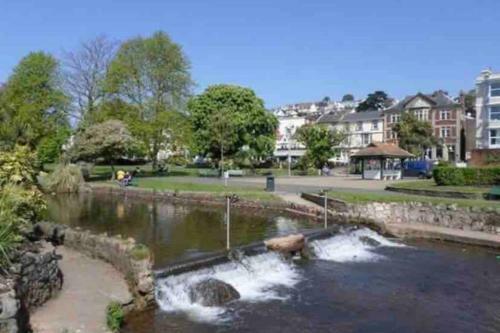 Traditional beach retreat Dawlish centre sleeps 6