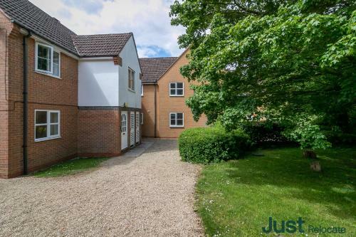 Just Relocate - Bishops Court 2 Bedroom Apartment with Workspace and Parking