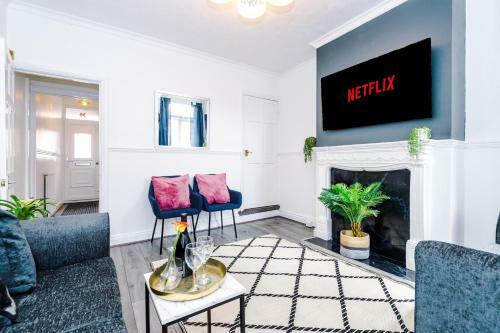 Harley House - Spacious Home With Free Netflix & Parking by RocketBnB, Coventry, Warwickshire