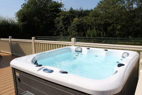 Luxurious Cabin Lodge 2 / 3 Bed, With Private Hot-Tub. Near York