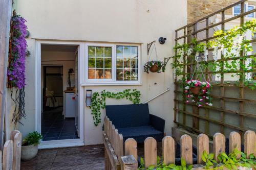 Family friendly cottage with bunk beds and courtyard