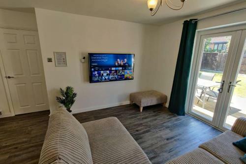 MK6 – Sleeps 7 - Great transport links - Walk to Hub/Shopping – Free 7kW Car Charging – Self Check-in, Milton Keynes, Buckinghamshire