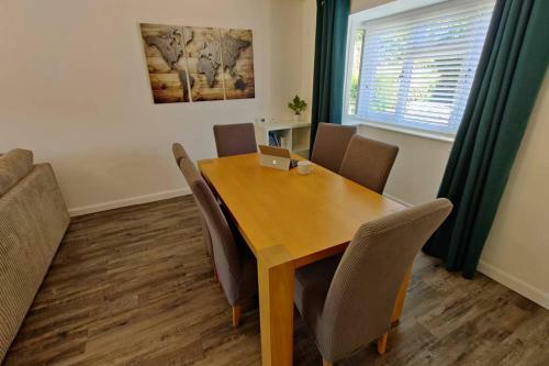 MK6 – Sleeps 7 - Great transport links - Walk to Hub/Shopping – Free 7kW Car Charging – Self Check-in