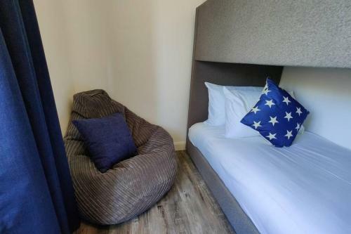 MK6 – Sleeps 7 - Great transport links - Walk to Hub/Shopping – Free 7kW Car Charging – Self Check-in