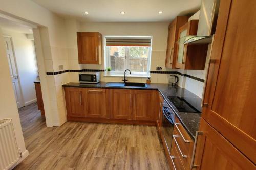 MK6 – Sleeps 7 - Great transport links - Walk to Hub/Shopping – Free 7kW Car Charging – Self Check-in