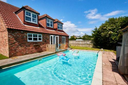 The Exquisite Villa - Private Pool - Pool Table - Pet Friendly - Private Parking, Flamborough, East Riding of Yorkshire