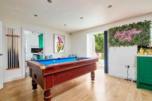 The Exquisite Villa - Private Pool - Pool Table - Pet Friendly - Private Parking