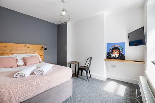 Swansea Beach Hub, TV in every bedroom!