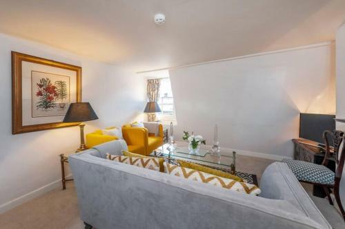 Top Floor 2 Bed Georgian Apartment in Central Bath