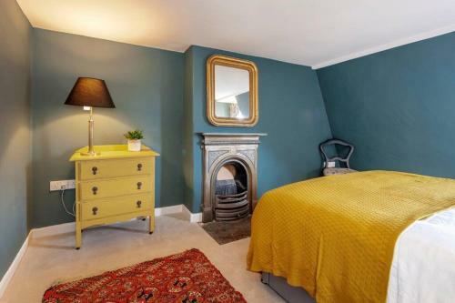 Top Floor 2 Bed Georgian Apartment in Central Bath