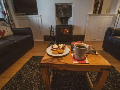 Pass the Keys Cosy Victorian Family Home in Central Windermere, Windermere, Cumbria