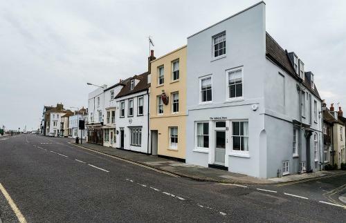 Plum Guide - Admiral Penn, Deal, Kent