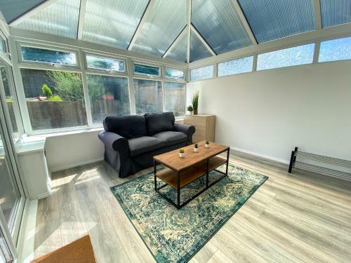 Comfortable Canterbury 2 bed house with garden, drive and conservatory, Canterbury, Kent