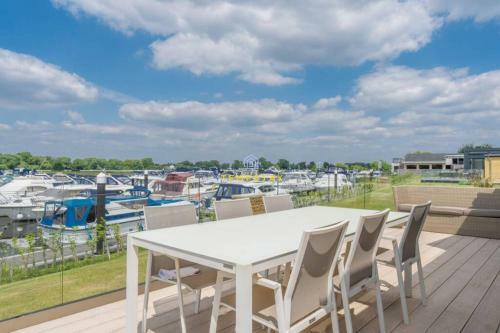 LUXURY LODGE RIVER THAMES - WINDSOR MARINA - PARKING, Windsor, Berkshire