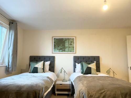 MASSIVE CITY CENTRE APARTMENT! 10 guests - FREE PARKING - SMART TVS - SINGLES OR DOUBLE BEDs, Southampton, Hampshire