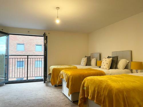 MASSIVE CITY CENTRE APARTMENT! 10 guests - FREE PARKING - SMART TVS - SINGLES OR DOUBLE BEDs