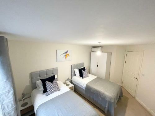 MASSIVE CITY CENTRE APARTMENT! 10 guests - FREE PARKING - SMART TVS - SINGLES OR DOUBLE BEDs