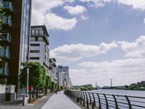 Pass the Keys Bright, Modern 1bedroom Apartment Glasgow Harbour