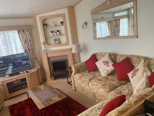 24 Riverview 8 Berth Caravan with free fishing