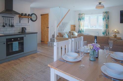 Glebe Cottage - 2 Bedroom Holiday Home - St Florence