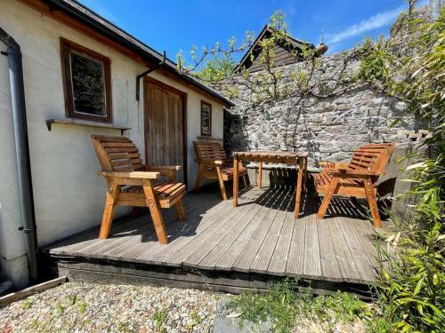 Pass the Keys Cosy & Stylish 2Bedroom cottage next to Cowbridge, Cardiff, Glamorganshire