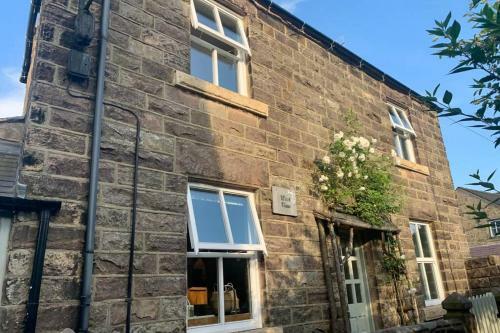 Wensley - Peak District: detached stone cottage