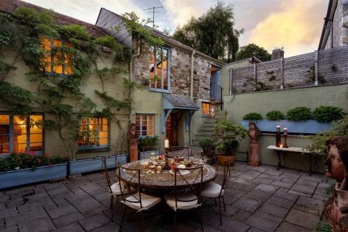 The Meeting House – Atmospheric 16th-century townhouse