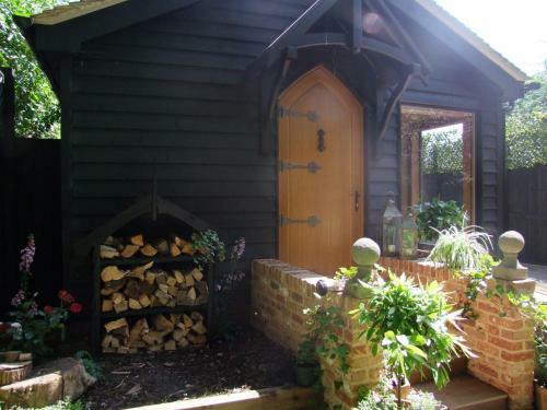 Unique Luxury Cabin next to Ancient Woodland