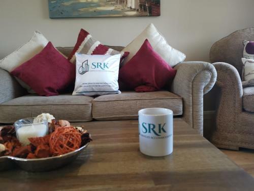 3 Bedrooms, Sleeps 7 people by Srk Serviced Accommodation - Peterborough