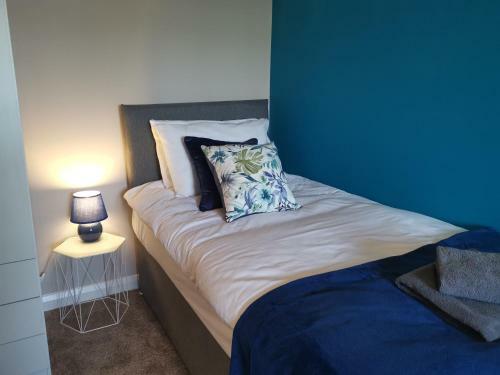 3 Bedrooms, Sleeps 7 people by Srk Serviced Accommodation - Peterborough