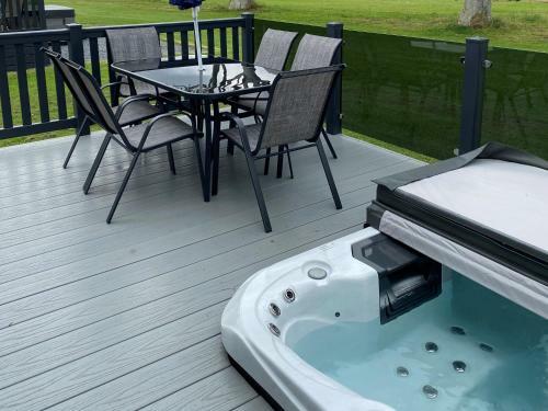 Rivington Lodge 32 with hot tub - Stewart's Resort