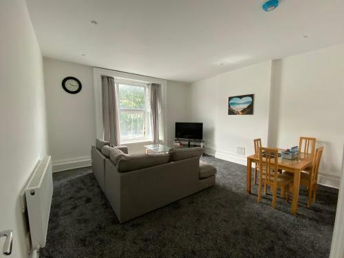 Spacious First Floor 3 Bed Mostyn Street Apartment, Conwy, Conwy