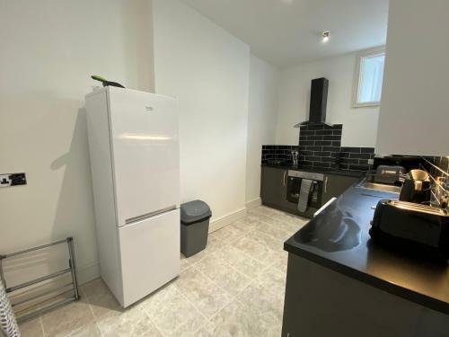 Spacious First Floor 3 Bed Mostyn Street Apartment