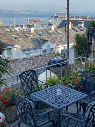 LOBSTER POT APARTMENT with stunning harbour and sea views and free parking for one car & pet friendly, Brixham, Devon