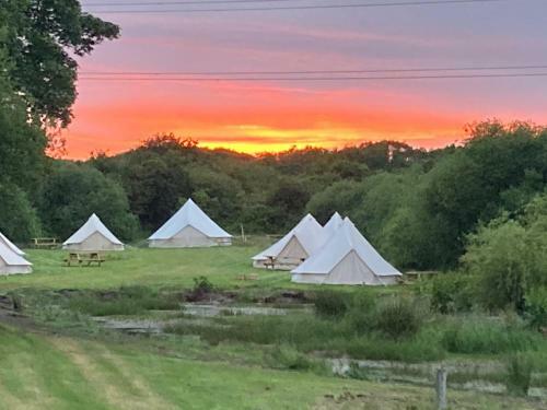 Lake side glamping for 6 - skylark