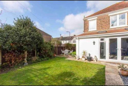 Cheerful 3 bedroom residential house with garden., Portsmouth, Hampshire