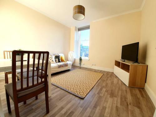 Gorgeous, Light & Airy Apartment in the Heart of the West End, Close to SEC and Hydro