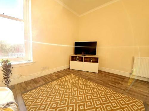 Gorgeous, Light & Airy Apartment in the Heart of the West End, Close to SEC and Hydro